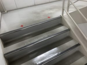 工場内の階段の洗浄