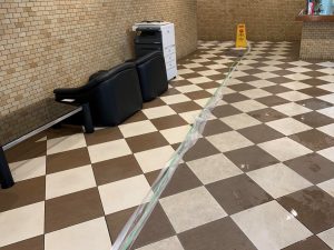 エントランスホールの床が、いくら洗浄してもキレイにならない（とある分譲マンション）